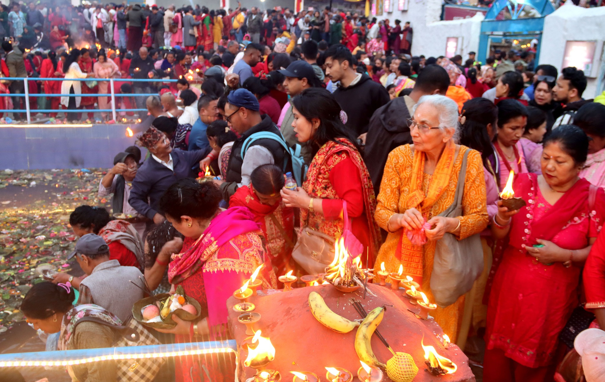 काठमाडौँको मातातीर्थ कुण्डमा भक्तजनको घुइँचो, आमा सम्झनामा स्नान र पूजा, विदेशी भक्त रेनाता समेत सहभागी