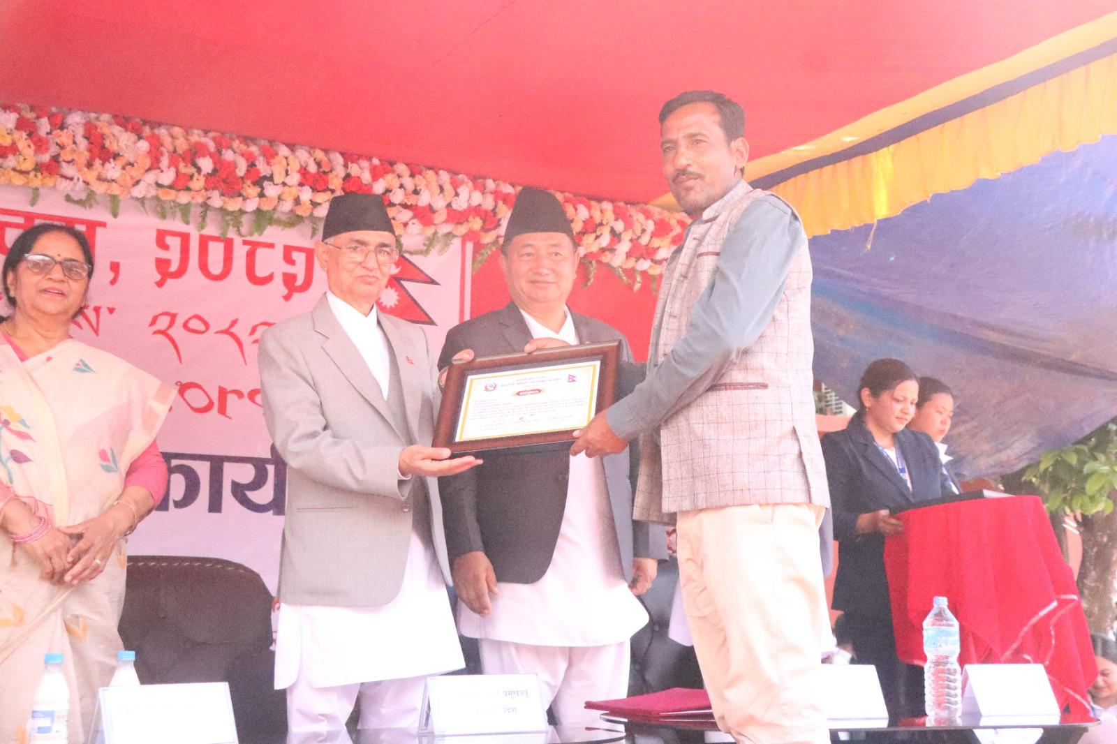 हेटौडामा भासीएको गाडी निकाल्न सफल वडा अध्यक्ष रामकृष्ण कोइरालाले पाए सम्मान