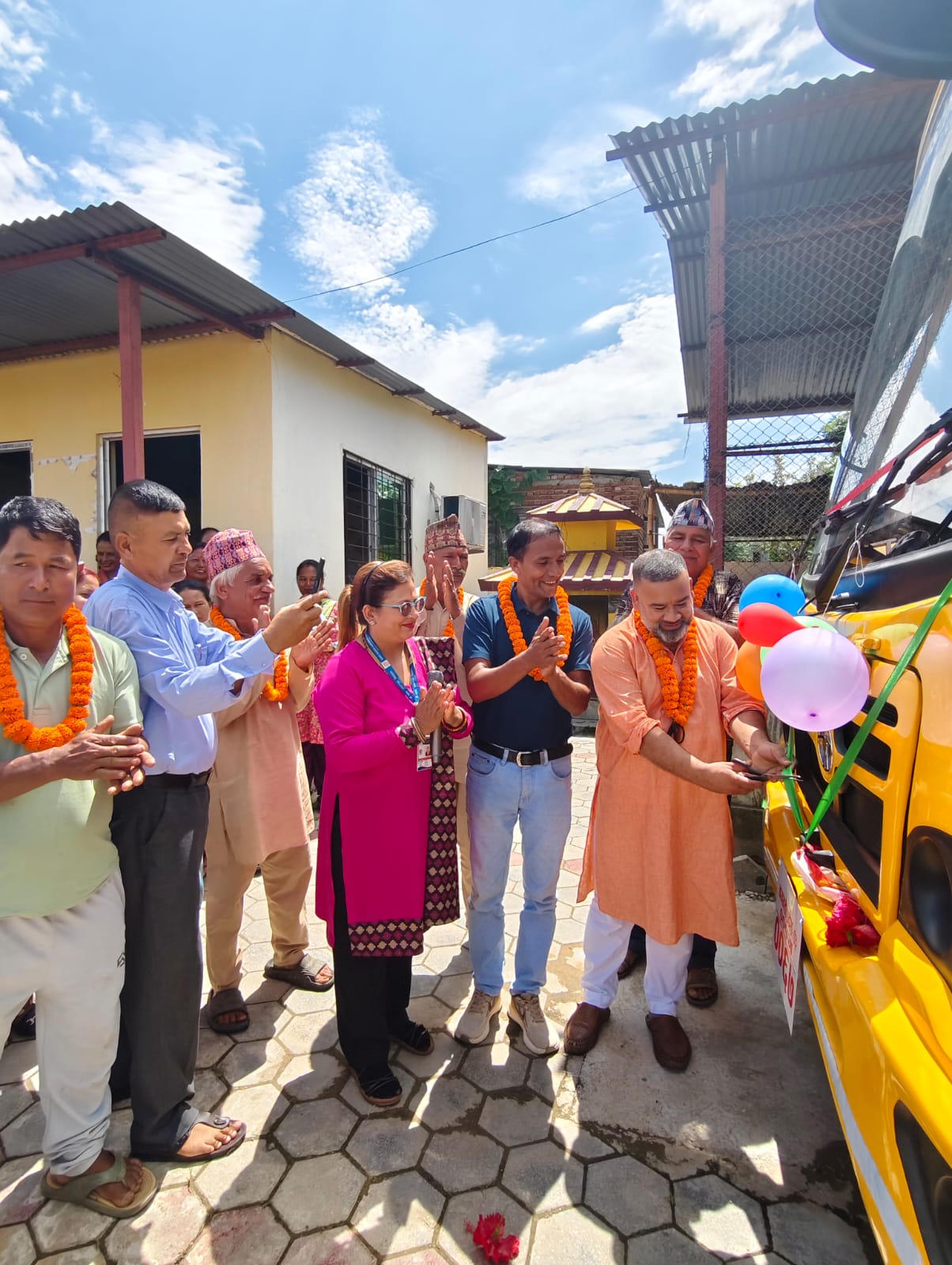 कर्यावाहाक नगर प्रमुख बानियाले गरे बस हस्तान्तरण