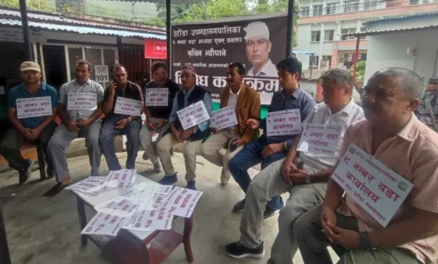 जनप्रतिनिधि सडकमा, प्रशासन कानमा तेल हालेर बस्यो