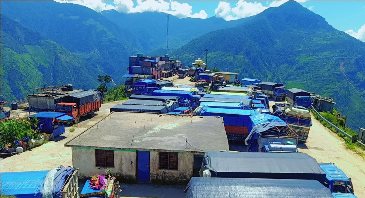 किन कर्णाली राजमार्गमा करोडौंको स्याउ कुहिने जोखिममा छन् ?